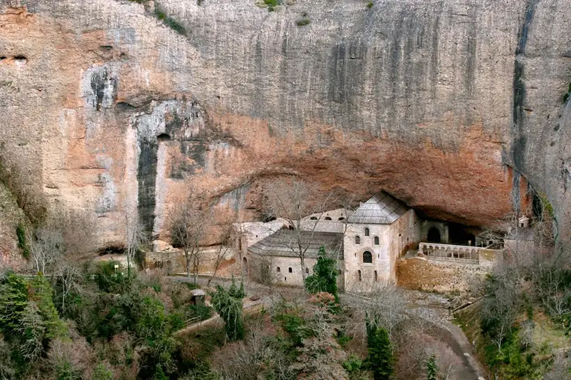 Vista aerea del Real Monasterio de San Juan de la Peña bajo la roca