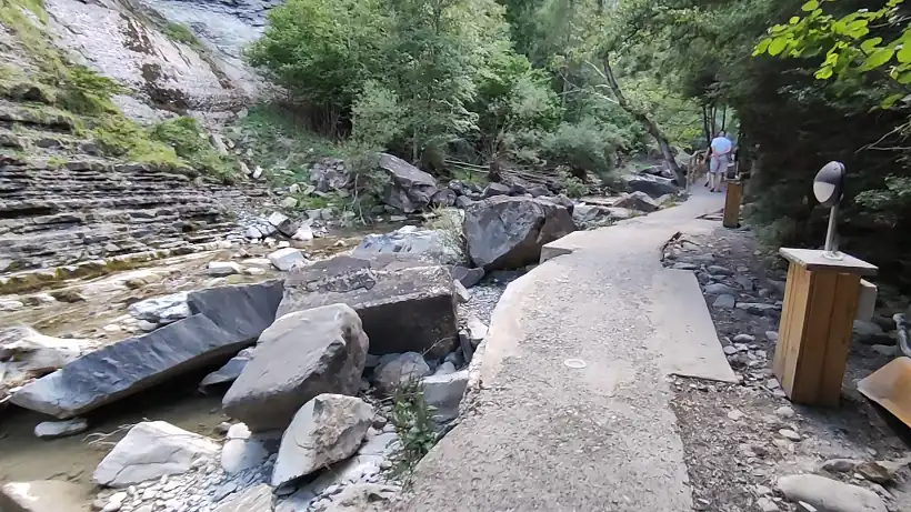 Camino de cemento que lleva hacia la Cascada del río Sorrosal