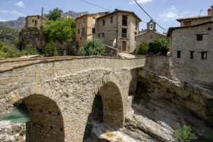 Puente de piedra, iglesia y algunas casas de Serraduy del Pon