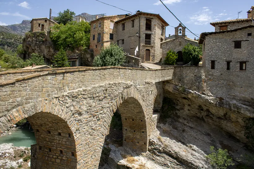 Puente de piedra, iglesia y algunas casas de Serraduy del Pon