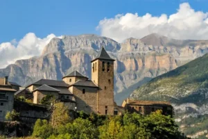 Iglesia de Torla-Ordesa y de fondo el macizo de Mondarruego