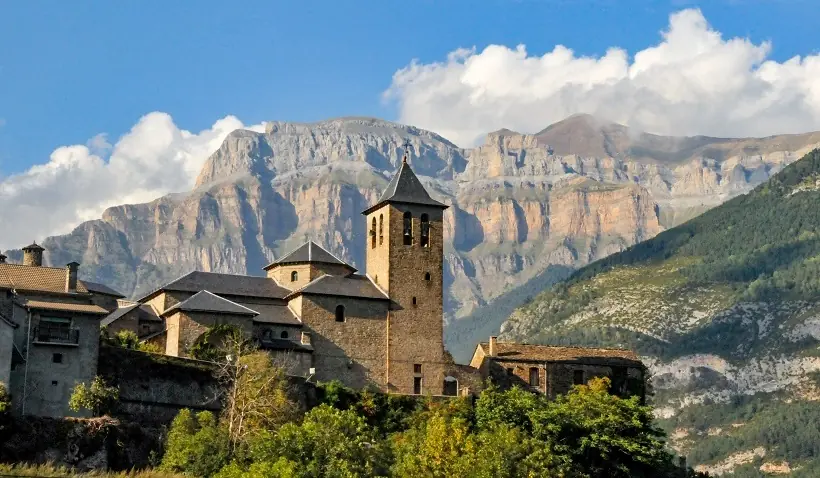 Iglesia de Torla-Ordesa y de fondo el macizo de Mondarruego
