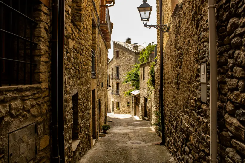 Calle de Roda de Isábena con fachadas empedradas