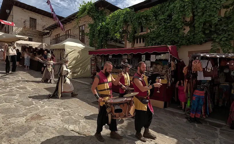 Actuación mercado medieval de Puebla de Sanabria