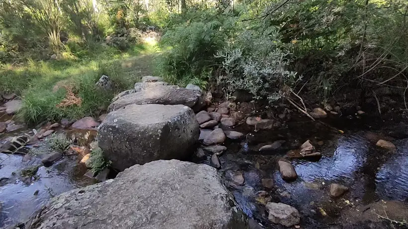 Cruzando el río por los pontones
