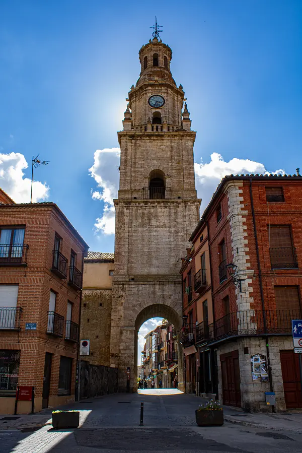 La Torre del Reloj y la Puerta del Mercado