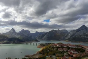 Riaño, embalse de Riaño y los Fiordos Leoneses
