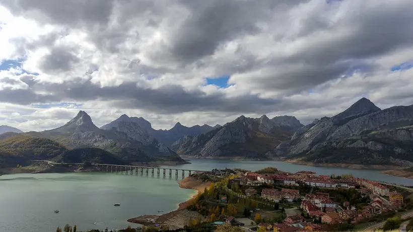Riaño, embalse de Riaño y los Fiordos Leoneses