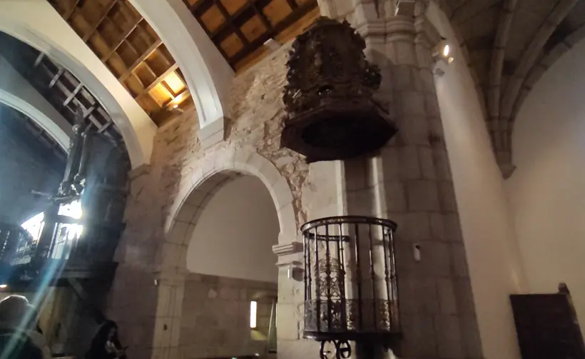 Tornavoz en el interior de la Iglesia de Nuestra Señora del Azogue