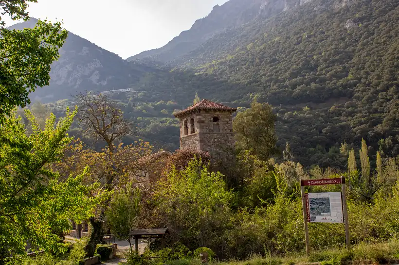 Iglesia de Lebeña entre vegetación